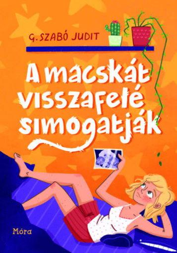 A macskát visszafelé simogatják termékhez kapcsolódó kép